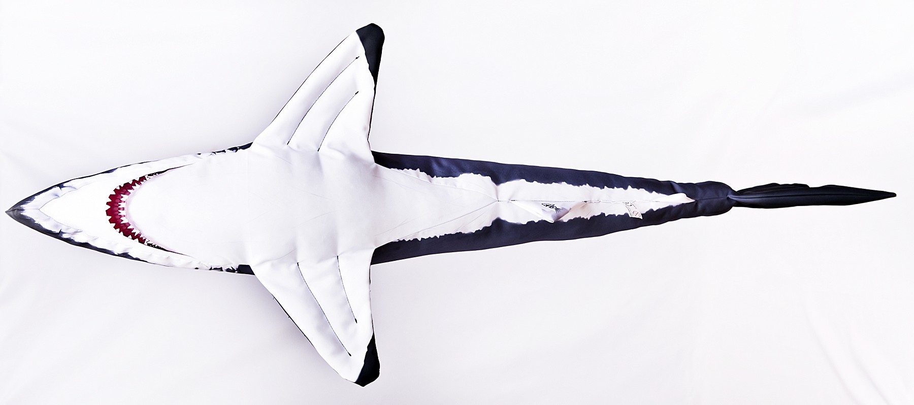 maskotka-poduszka-rekin-zarlacz-bialy-gaby maskotka-poduszka-rekin-zarlacz-bialy-gaby