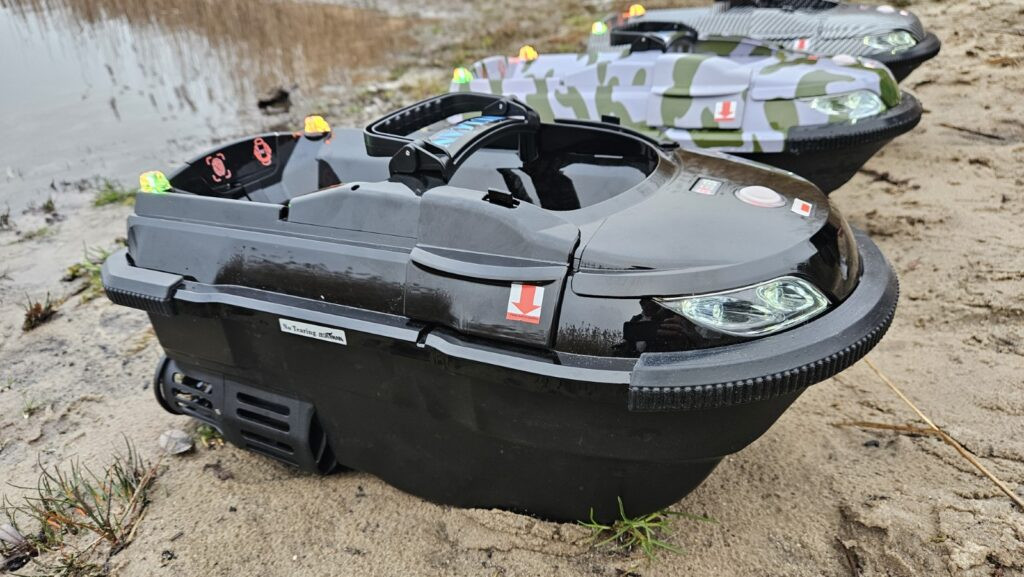 Łódka zanętowa Boatman Vulcan GPS Black