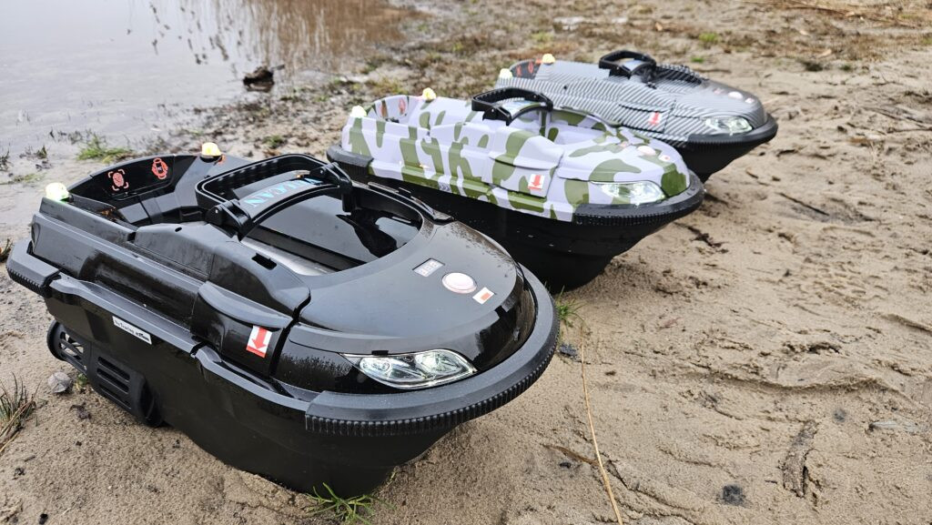 Łódka zanętowa Boatman Vulcan GPS Black