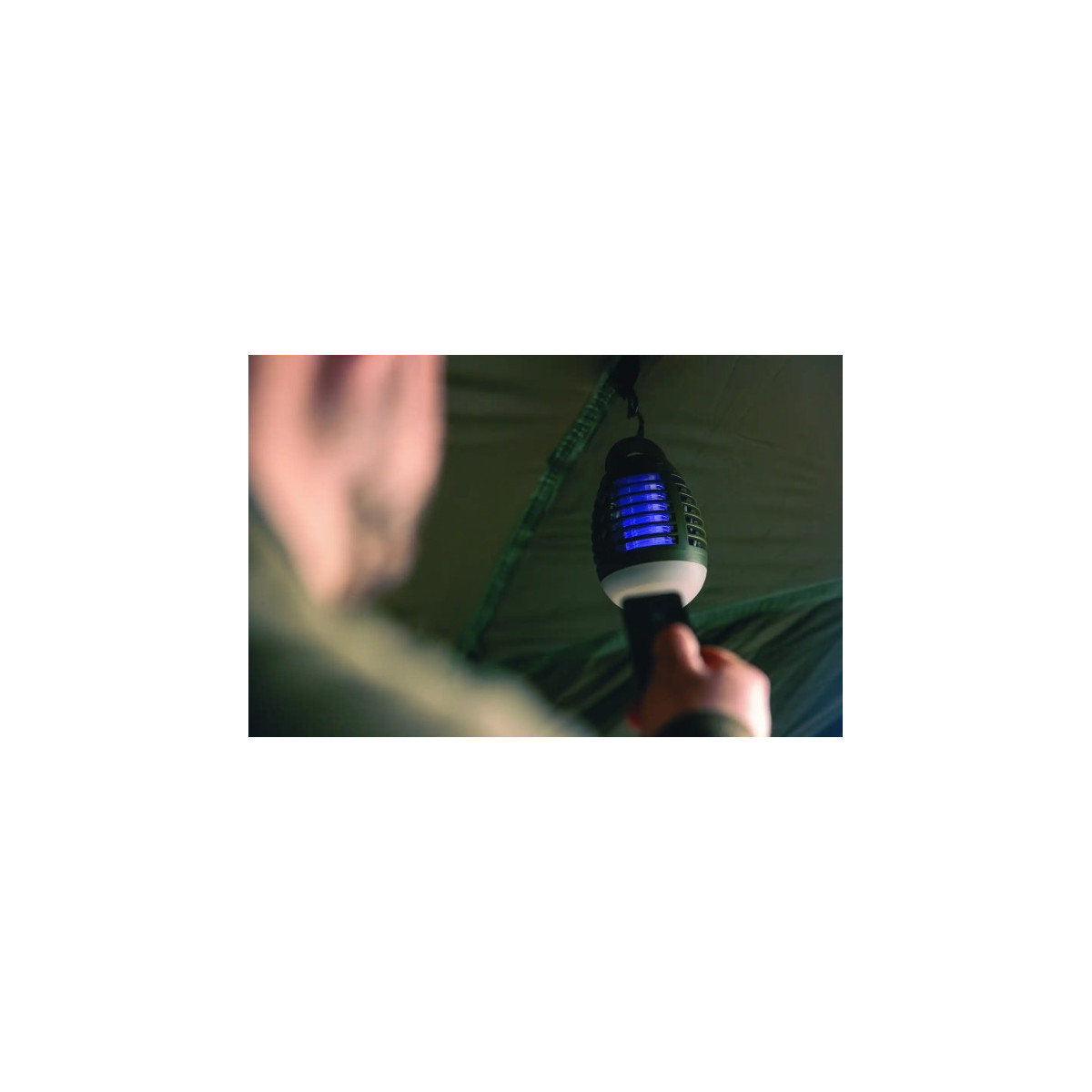 Lampa owadobójcza z wbudowaną baterią sterowana pilotem Trakker Remote Bug Blaster 13,1x9,3cm